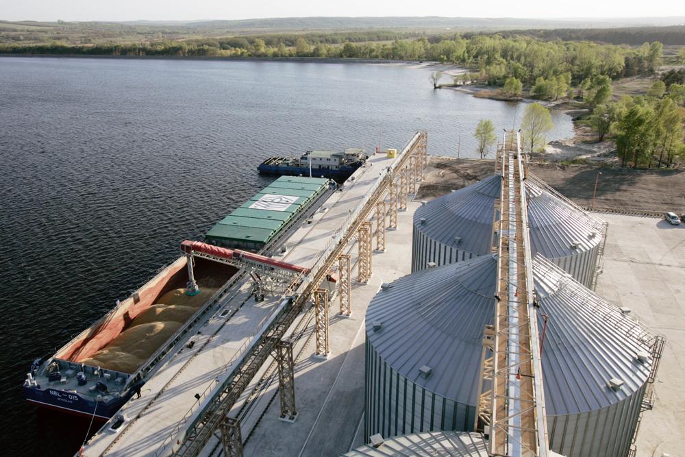 Rail Mounted Barge Loader - loading grain at 250 TPH