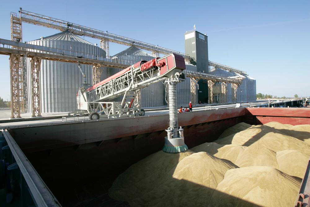 Rail Mounted Barge Loader with 30' long telescopic free fall chute with integrated dust extraction.